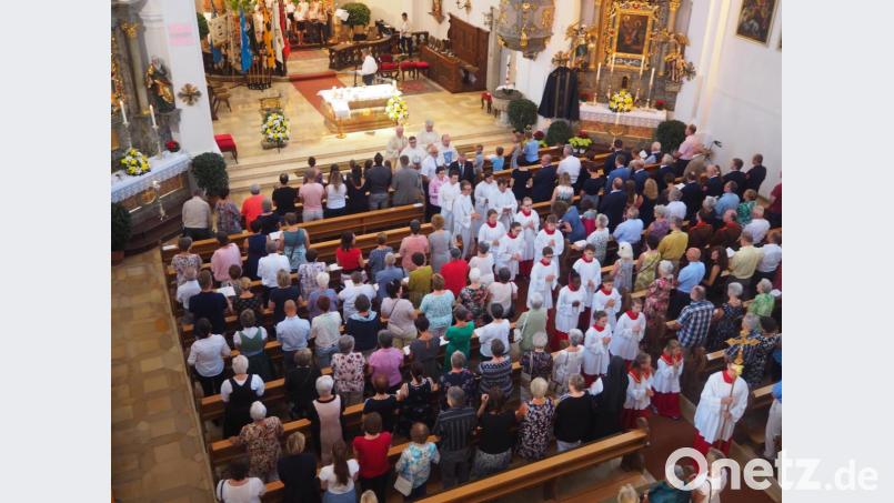 Beim Auszug aus der Kirche Bild: stn