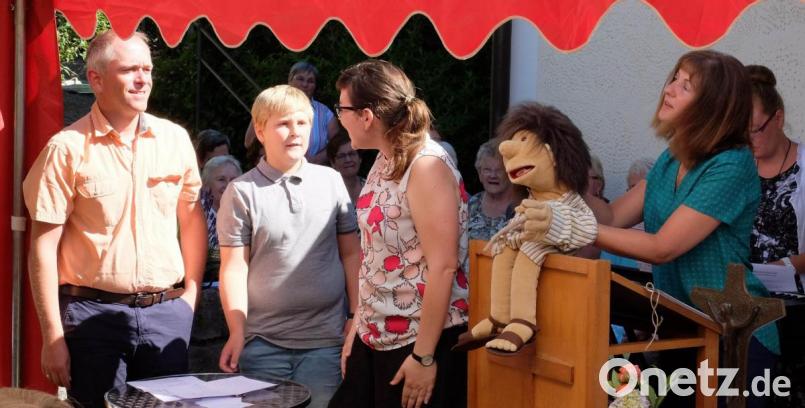 Spielszene aus dem Familiengottesdienst mit der Puppe Joschi. Bild: no