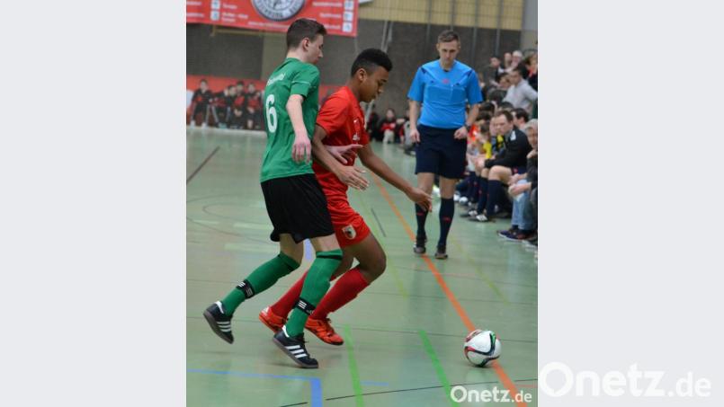 Die U17 der JFG Haidenaabtal (grüne Trikots) spielte 2016 bei der bayerischen Futsalmeisterschaft in Weißenburg. Hier eine Szene aus dem Spiel gegen den FC Augsburg (rote Trikots). Bild: exb