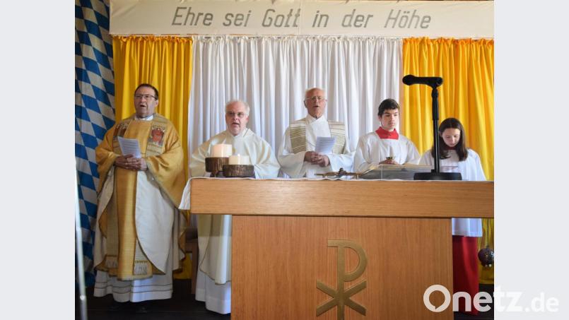 Den Festgottesdienst im Dorfstadel zelebrieren (von links) die Geistlichen Josef Schierl, Markus Priwratzky und Hans-Peter Heindl. Bild: no