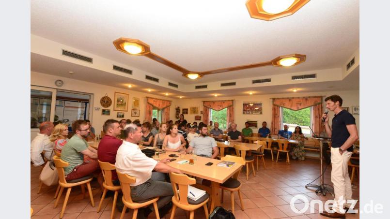 Jens Gerhardt, ums-Stadtstrategien, stellt das Integrierte Städtebauliche Entwicklungskonzept (ISEK) im TSV-Sportheim vor, das in keinster Weise die Bezeichung &quot;Papiertiger&quot; verdient. Bild: bey