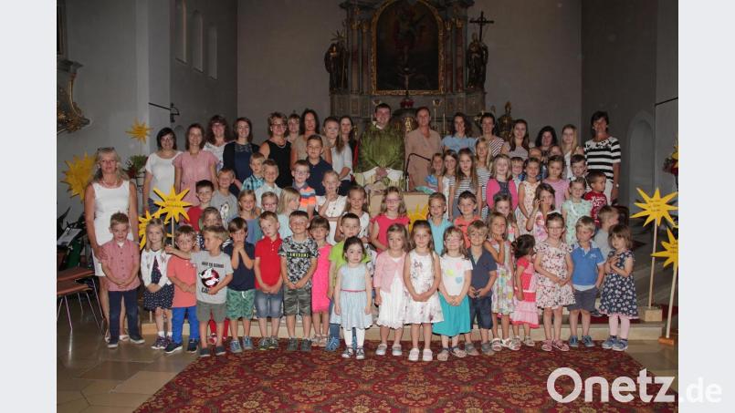 Die Vorschulkinder verabschiedeten sich im Abschlussgottesdienst auch Pfarrer Maximilian Roeb (hinten, Mitte). Bild: Lisa Langer/exb