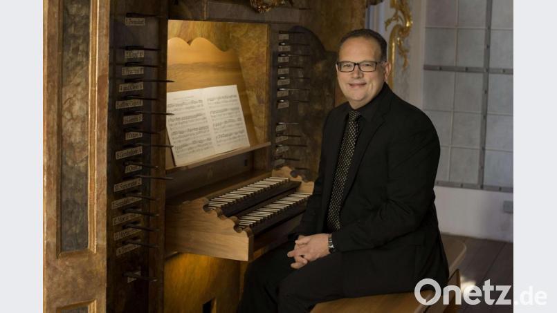 Regionalkantor Bernhard Müllers an der Sandtner-Orgel der Schulkirche Amberg. Die Registerschwerter sind der Bauweise des Amberger Orgelbauers Funtsch nachempfunden, der das (original erhaltene) Gehäuse 1760 erbaut hat. Bild: Dani Hottner