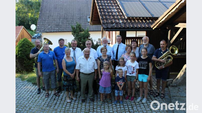 Im Kreise zahlreicher Gratulanten feierte Hans Mehltretter seinen 75. Geburtstag. Bild: pko