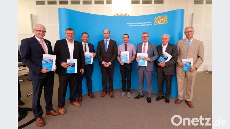 Bei der Übergabe der Förderbescheide (von links): Die Bürgermeister Bernhard Lindner (Hahnbach), Peter Braun (Schmidmühlen), Zweiter Bürgermeister Uwe Bergmann (Schnaittenbach), Finanzminister Albert Füracker, Bernhard Scheidig (Zweckverband Berufsschulen Amberg-Sulzbach), Bürgermeister Michael Göth (Sulzbach-Rosenberg), Zweiter Bürgermeister Helmut Klier (Freihung) und Anton Weber (Kreiskämmerer). Bild: exb