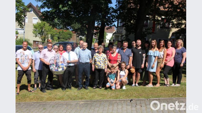 In einer bewundernsweretn geistigen und körperlichen Frische feierte am Samstag Eduard Hecht (Neunter von links) seinen 90. Geburtstag. Unser Bild zeigt ihn im Kreise seiner Familie, rechts von ihm Ehefrau Maria Die Glückwünsche der Marktgemeinde überbrachten 2. Bürgermeister Walter Frank und Marktgemeinderat Oswald Seidl (beide mit Präsentkorb). Bild: kro