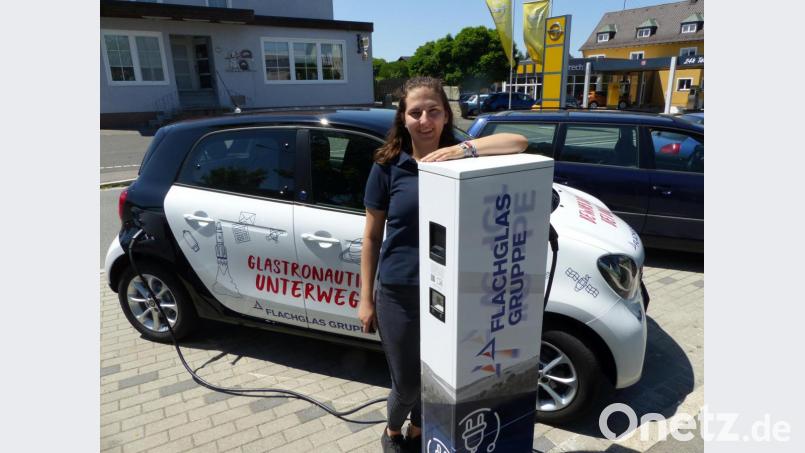 Die Stromtankstelle steht vor dem Werkseingang. Bild: Völkl