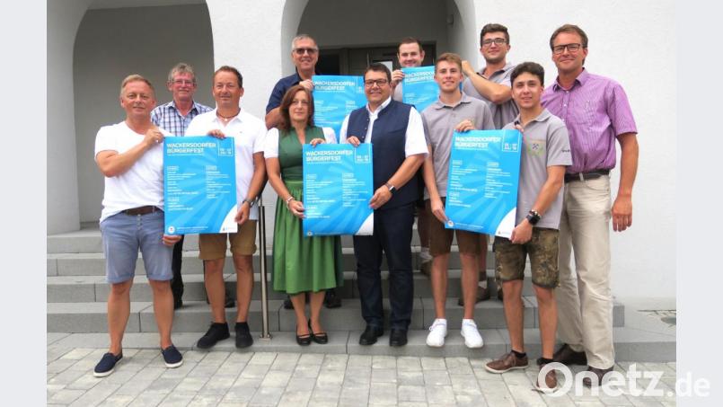 Die Organisatoren und Gemeindevertreter werben für das 16. Bürgerfest am Wochenende in Wackersdorf. Bild: Hirsch