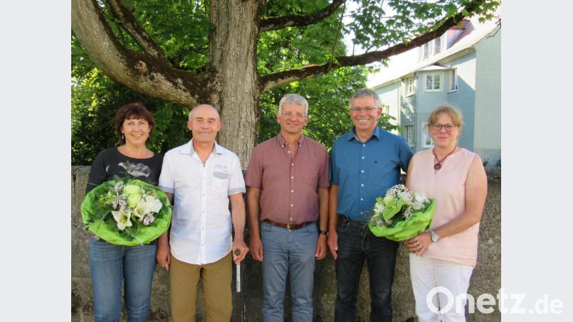 Inspektionsleiter Erster Polizeihauptkommissar Werner Schönfelder zusammen mit den verabschiedeten Beamten und ihren Ehefrauen. Von links Marion und Berthold Walbrunn, Werner Schönfelder sowie Michael und Christiane Malzer. Bild: exb