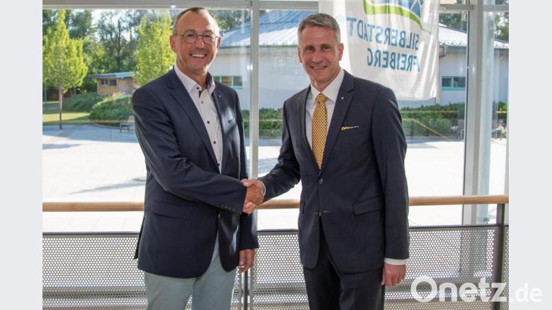 Der scheidende Präsident Peter Rihm (rechts) beglückwünscht seinen Nachfolger Jens Trögner. Bild: exb