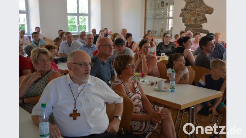 Nahezu vollbesetzt war am schwülen Sonntagnachmittag das Pfarr- und Jugendheim. Die Zuhörer dankten beiden Chören mit langanhaltendem Beifall. Bild: jr
