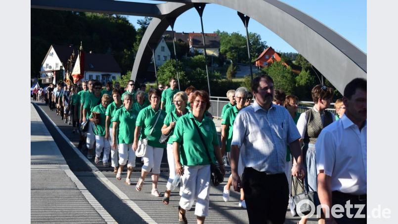 In einem kleinen Festzug begleiteten die Ortsvereine den TSV zum Sportgelände. Bild: bnr
