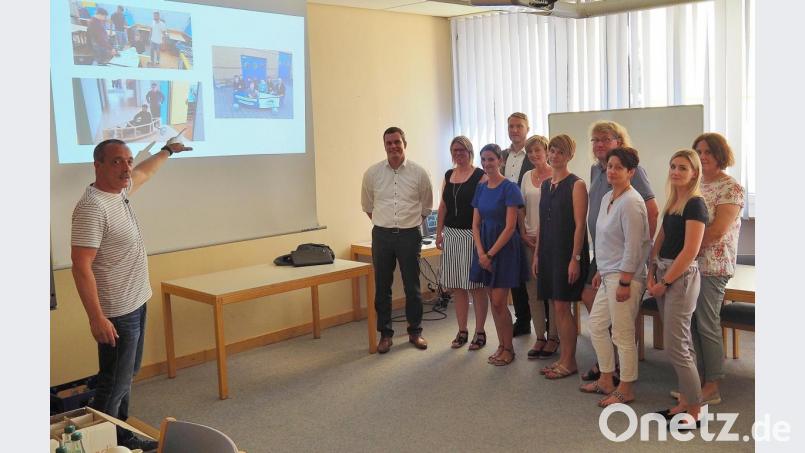 Abteilungsleiter Manfred Wichmann von der Europaberufsschule Weiden zeigt beim Koordinierungsgespräch über Jugendliche ohne Ausbildung Bilder aus dem Projekt Seifenkiste. Bild: Bühner