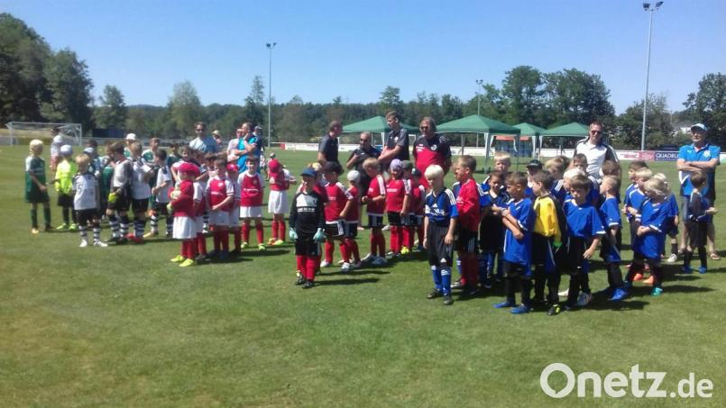 Ein Fußballturnier für die Junioren stand im Zuge der Feierlichkeiten zum 70-jährigen Bestehen des 1. FC Schmidgaden auf dem Programm. Bild: benjamin.tietz@oberpfalzmedien.de