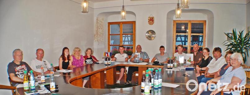 Das Ferienprogramm kann starten. Die Verantwortlichen koordinierten jetzt im Rathaus mit Bürgermeister Meyer (Mitte) und dem Jugendbeauftragten Jürgen Heinl (Fünfter von rechts) die einzelnen Angebote. Bild: enz