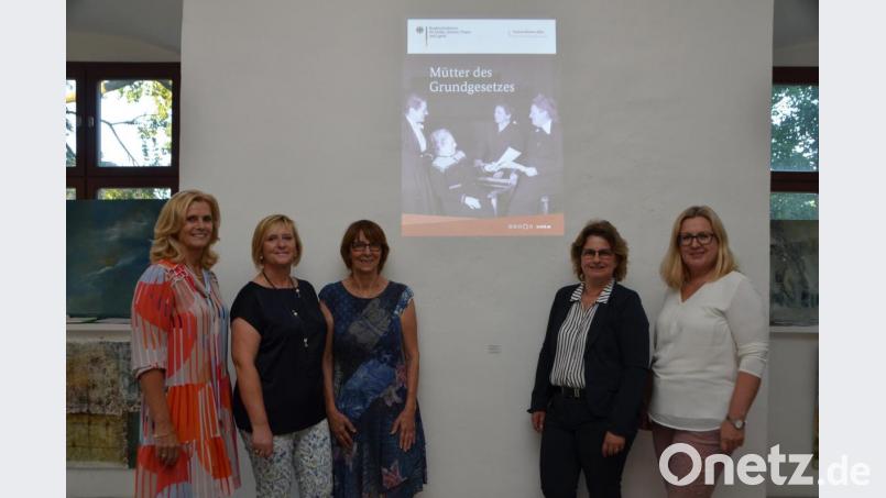 Andrea Lang, Martha Bauer, Margit Kirzinger, Erika Sauer und VHS-Geschäftsführerin Erika Grötsch (von links nach rechts) beleuchteten &quot;Die Mütter des Grundgesetzes&quot; und setzten sich intensiv mit deren Lebensbildern auseinander. Bild: dob
