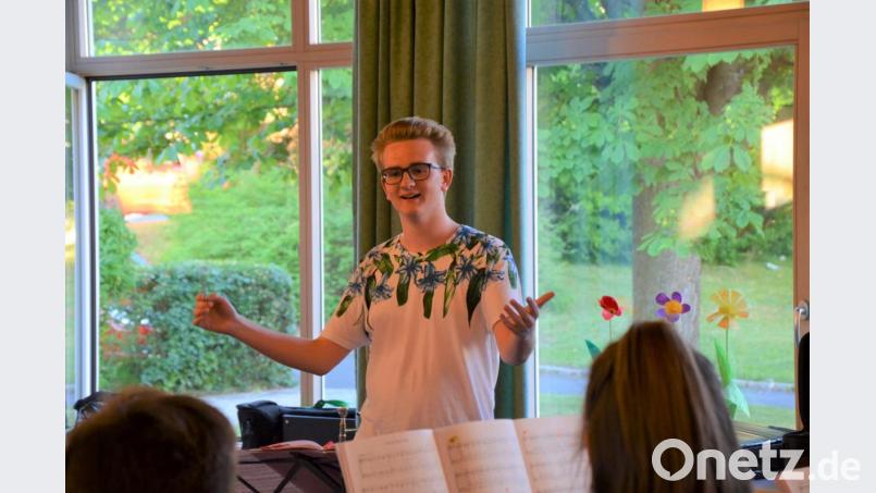Der 16-jährige Posaunist Philipp Greger aus Neustadt am Kulm gehört zur neuen Generation der Dirigenten, die in ihren heimischen Posaunenchören nicht nur spielen, sondern immer wieder selbst Stücke einüben und aufführen. Beim Abschlusskonzert wird er das fröhliche „Swing that Song“ von Ingo Luis dirigieren. Bild: amü