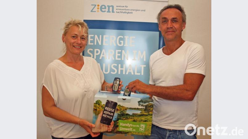 „Über unsere Sammelboxen haben Verbraucher nun die Möglichkeit, ihren alten Handys ein zweites Leben zu schenken und sie einem guten Zweck zukommen zu lassen“ betonen Klimaschutzkoordinator Joachim Scheid und die Assistentin der ZEN-Geschäftsführung Yvonne Busch. Bild: sön