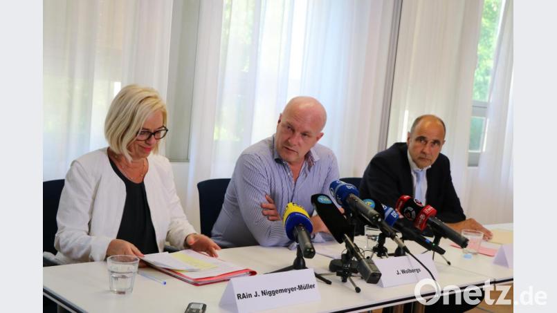 Julia Niggemeyer-Müller, Joachim Wolbergs (Mitte) und Peter Witting erklärten den Journalisten, wie es weitergeht. Bild: Bettina Dostal