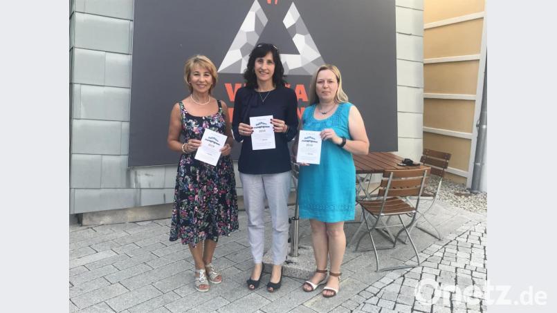 Die Frauen-Union (FU) sorgt dafür, dass Parksteiner Kindern in den Ferien nicht langweilig wird. Dazu haben sie ein abwechslungsreiches Programm zusammengestellt, das FU-Vorsitzende Lydia Ebneth und ihre Stellvertreterin Tanja Schraml nun an Bürgermeisterin Tanja Schiffmann übergeben.
  Bild: exb