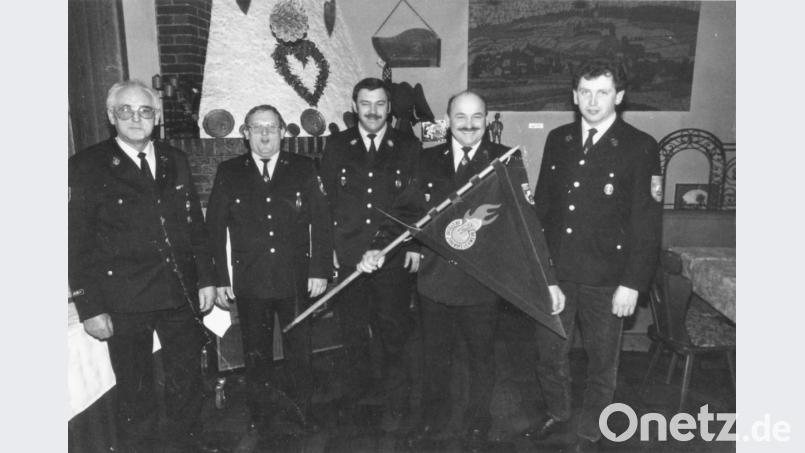 Den Feuerwehrwimpels für die Jugendfeuerwehr übergab im Januar 1994 Kreisbrandmeister Johann Rewitzer (Dritter von rechts) an Jugendwart Erich Neuber (Zweiter von rechts). Bild: tu