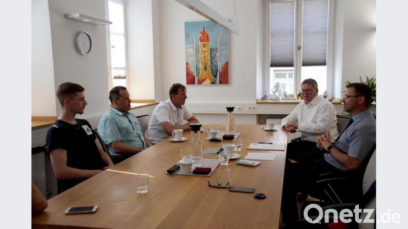 Die drei Männer schilderten OB Michael Cerny und Gerhard Huf ihre Erlebnisse und Eindrücke. Bild: Polizei