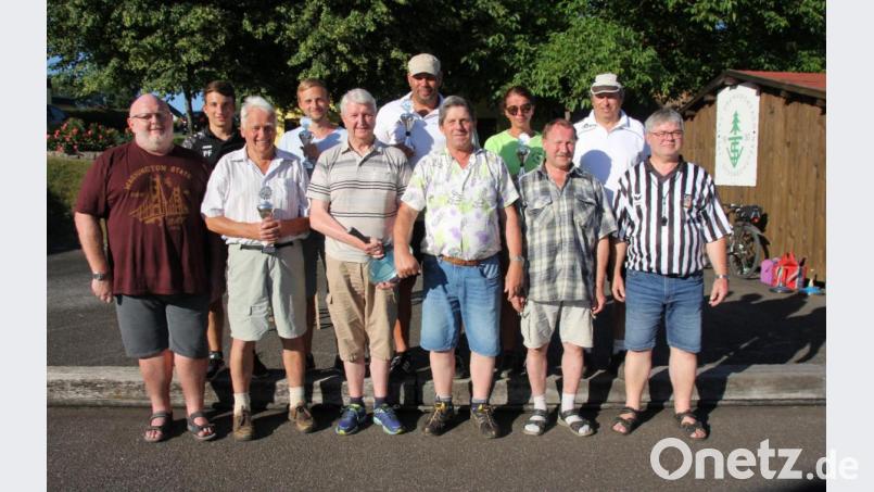 Nicht zu schlagen auf den Stockbahnen war die Mannschaft des Obst- und Gartenbauvereins mit (vorne, ab Zweitem von links) Adolf Uschold, Josef Niederalt, Georg Zitzmann und Ulrich Beck. Ihnen und den weiteren erfolgreichen Teams gratulierten Achim Welnhofer, Abteilungsleiter der Stockschützen (links), und TSV-Vorsitzender Karl-Heinz-Pieper (Zweiter von rechts). Schiedsrichter Hermann Süß (rechts) hatte die Partien geleitet. Bild: frd