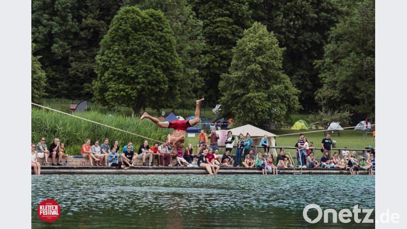 Lukas Irmler bei seiner Slackline-Show. Bild: Petzl Kletterfestival 2019/Hannes Huch