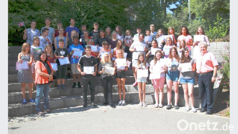 Die Teilnehmer der BIG CHALLENGE im Fach Englisch der Mittelschule mit Rektor Peter Preisinger (rechts) und Englischlehrerin Angelika Müller (vorne links). Mit auf dem Bild Bayerns Beste aus der Schule (vordere Reihe ab 2. von links) mit Sven Höcht, Yasmin Kleinert und Jessica Czech. Bild: njn