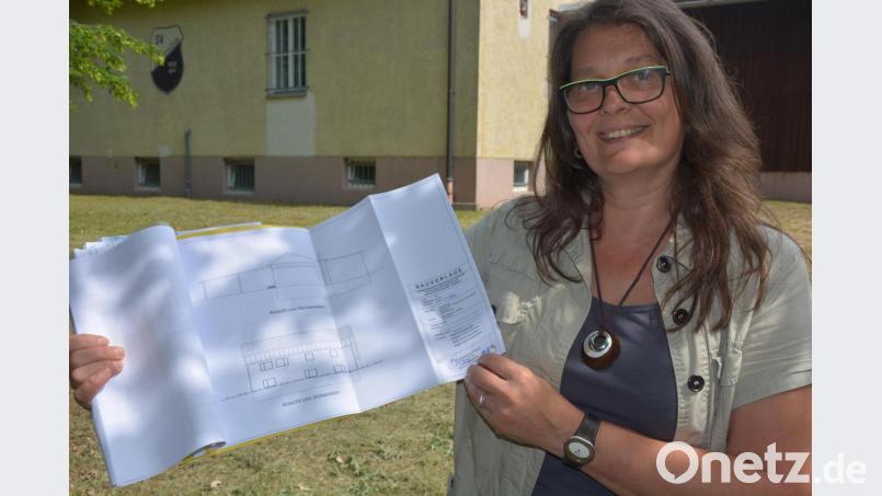 Rita Scherm mit den Planunterlagen für den Um- und Ausbau des Sportheims. Bild: jr