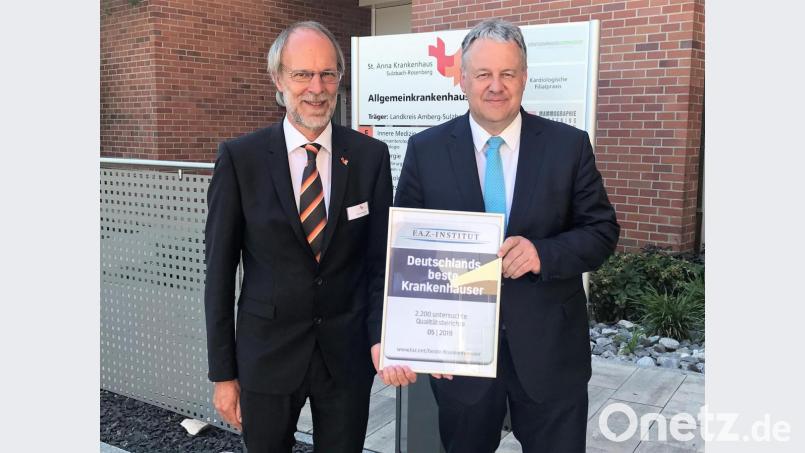 Vorstand Klaus Emmerich (links) und Landrat Reisinger präsentieren das Zertifikat. Bild: M. Ehras