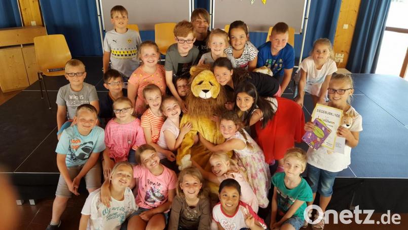 Die Preisträger des besonderen Vorlesewettbewerbs zusammen mit den &quot;echten&quot; Leselöwen&quot;. Bild: exb