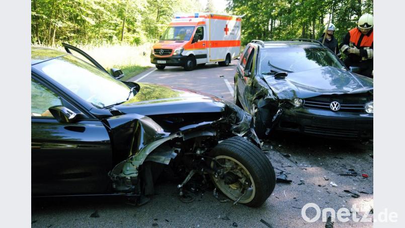 Schwerer Unfall bei Hirschau: Der Fahrer eines BMW (links) ist hier auf die Gegenfahrbahn geraten und hat einen VW Golf (rechts) gerammt. Bild: gf