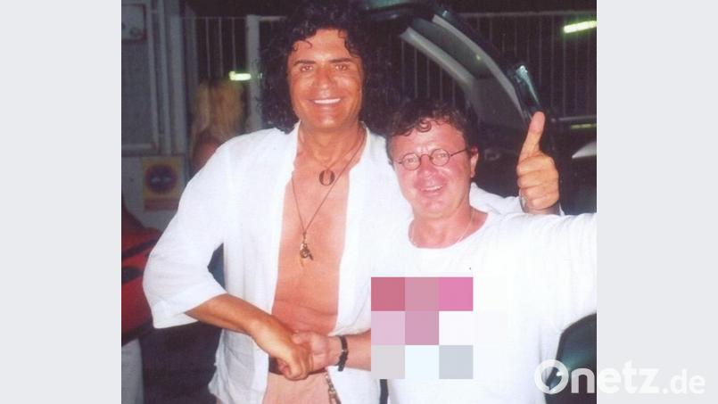 Bebbo Schuller (rechts) hält das Foto von der Begegnung mit Costa Cordalis noch immer in Ehren. Bild: Schuller