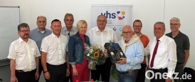 Der Aufsichtsrat der Volkshochschule Weiden-Neustadt dankt Hermann Hubmann (Vierter von rechts) für seine Tätigkeit und begrüßt Nicole Hammerl (Fünfte von links) als neues Aufsichtsratsmitglied. Bild: Dobmeier