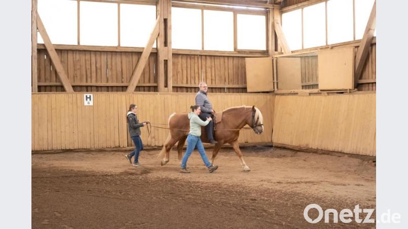 Die Bewegungen des Pferdes simulieren beim Patienten einen normalen Gangrhythmus. Nach sieben Jahren Hippotherapie kann Ludwig Götz wieder ohne Gehhilfe laufen. Bild: Laura Schertl