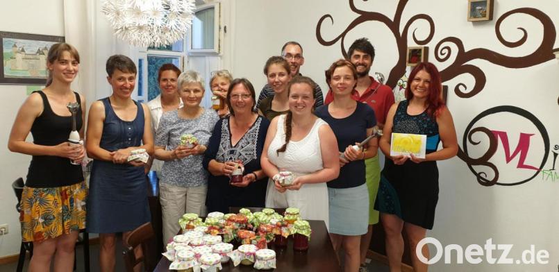 Mittendrin-Leiterin Jessika Wöhrl-Neuber (rechts) freut sich über die Aktion „Aufstrich-Zirkel“ der Gruppe um Stefan Großhauser (Zweiter von rechts). Bild: jzk