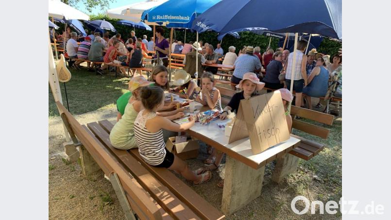 An einem separaten Kindertisch gab es vieles zum Basteln. Bild: gz