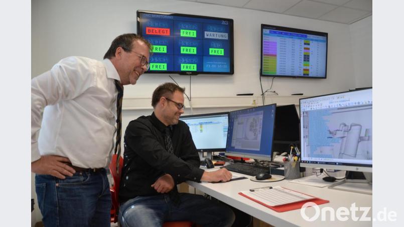 Am Computermonitor lässt sich Zahnersatz visualisieren, an den Bildschirmen an der Wand sehen die Mitarbeiter, welchen Status die Kundenaufträge haben: Die beiden &quot;ZrO2&quot;-Geschäftsführer Michael Menner (links) und sein Kompagnon Burkhard Grossmann-Memmel haben ihr Unternehmen nach der chemischen Formel von Zirkondioxid benannt, ein modernes Zahnersatzmaterial, mit dem sie bevorzugt arbeiten . Bild: Reiner Wittmann