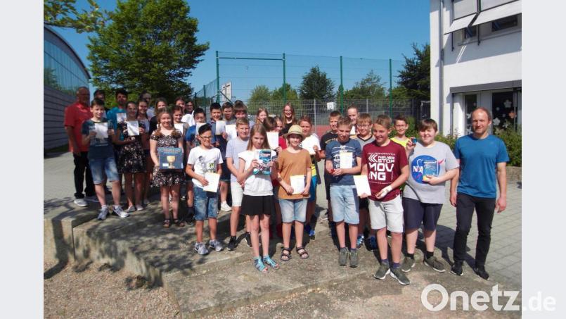 Über die zahlreiche, freiwillige Teilnahme und die tollen Ergebnisse freuen sich Schulleiter Peter Schobert (links) sowie die betreuende Lehrkraft Ulrich Dünzl (rechts). Bild: exb