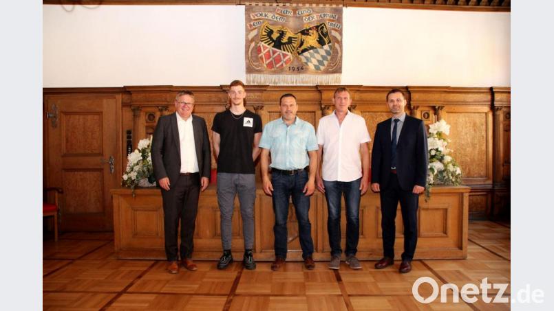 Von links: Oberbürgermeister Michael Cerny, Andreas Spitzner, Markus Donhauser, Markus Graf und Kriminaloberrat Gerhard Huf. Bild: Polizei