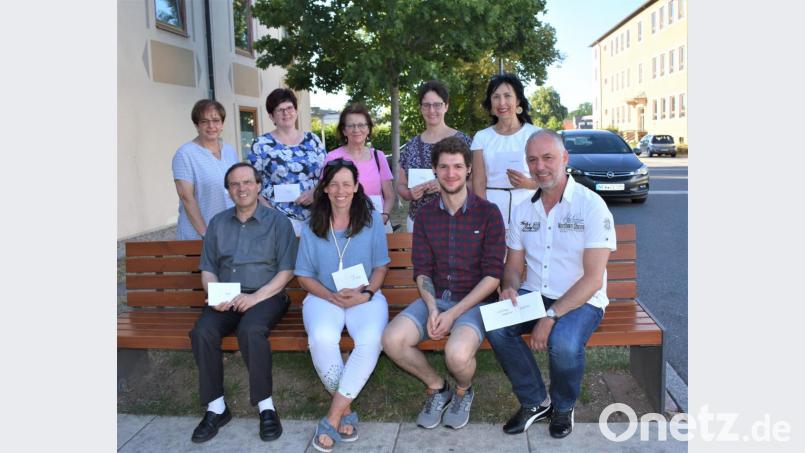 Der Vorsitzende der Katholischen Theatergruppe, Wolfgang Bräutigam (rechts vorne), überreicht Spendenschecks an Vertreter sozialer Einrichtungen aus dem Ort. Bild: rgr
