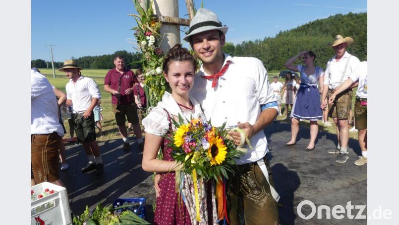 Melanie Schön und Maximilian Witzel sind das neue Oberkirwapaar der Neukirchener Kirwa. Bild: rtw