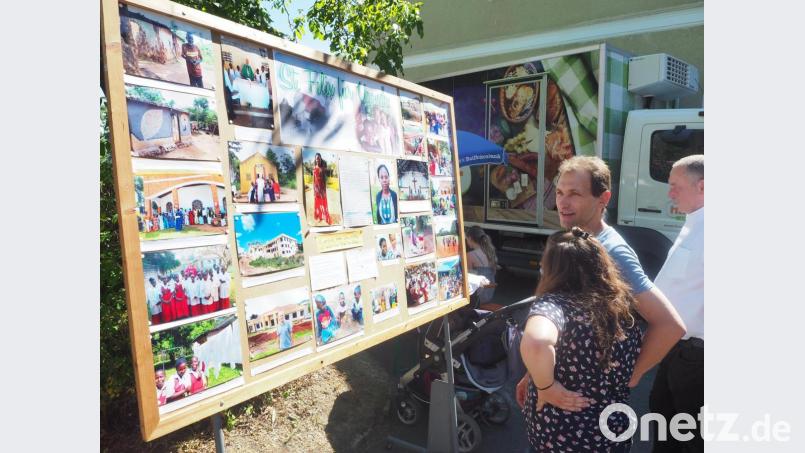 Viele Besucher informieren sich an der Schautafel über die Projekte in Uganda. Bild: stn