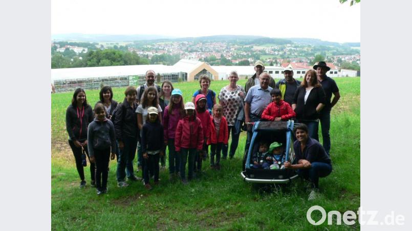 Unter der Führung von Vorsitzendem Karl Ruhland (stehend, Fünfter von rechts) machten sich die Teilnehmer der OGV Familienwanderung auf den Weg. Bild: nid