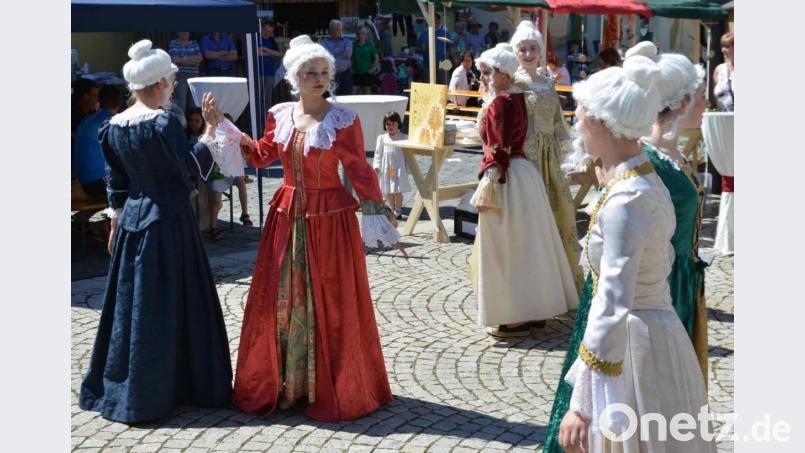 Die Tänzerinnen der Garde &quot;Grün-Weiß&quot; präsentieren Barocktänze. Bild: weu