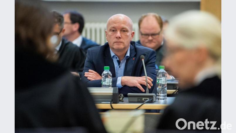 Joachim Wolbergs (SPD), der suspendierte Oberbürgermeister von Regensburg, sitzt im Gerichtssaal des Landgerichts. Bild: Lino Mirgeler/dpa