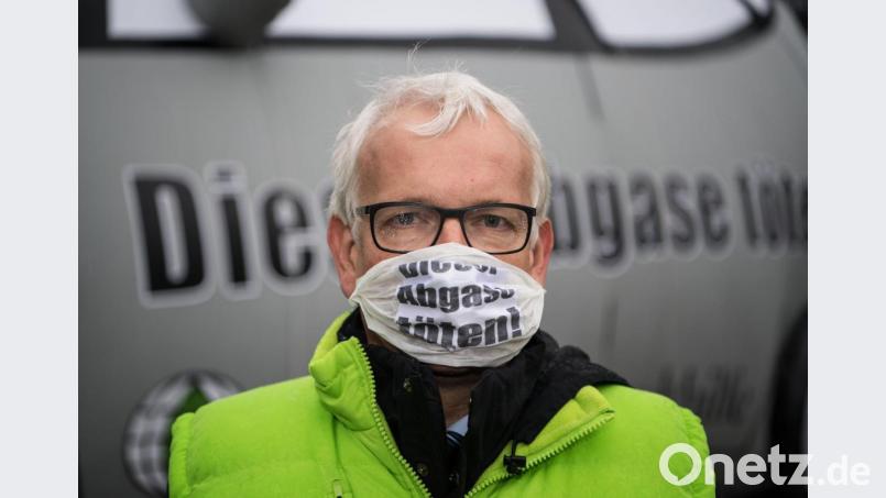 Der Bundesgeschäftsführer der Deutschen Umwelthilfe, Jürgen Resch, steht mit einer Atemschutzmaske mit der Aufschrift &quot;Diesel Abgase töten!&quot; vor einer übergroßen PKW-Attrappe: Mit derartigen Aktionen bekommt der Verein immer wieder große öffentliche Aufmerksamkeit. Bild: agentur_dpa