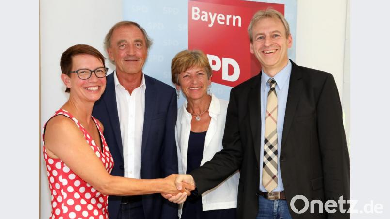 Karin Frankerl (von links) kandidiert für die Wahl zur Oberbürgermeisterin in Schwandorf. Franz Schindler, Ulrike Roidl und Manfred Schüller sind überzeugt: „Sie kann das.“ Bild: Gerhard Götz