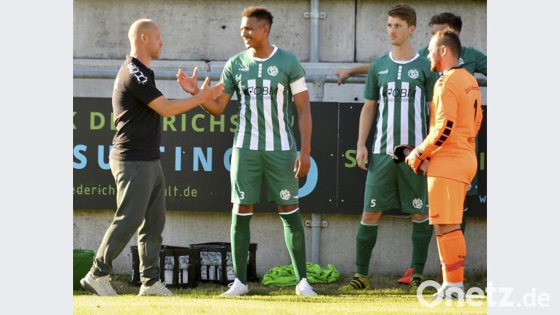 Timo Rost (links), jetzt Trainer der SpVgg Bayreuth, begrüßt Julian Ceesay. Am Donnerstag Gegner, beim FC Amberg damals in der Bayern- und Regionalliga in einer Mannschaft. Bild: Ziegler